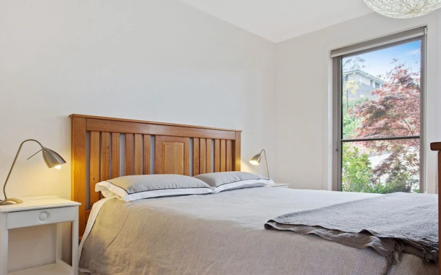 Ooranya - on Top Lake