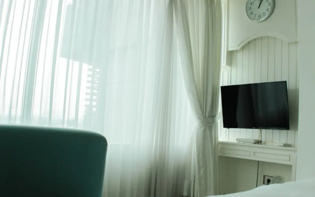 Elegant And Tidy Studio At Grand Kamala Lagoon Apartment