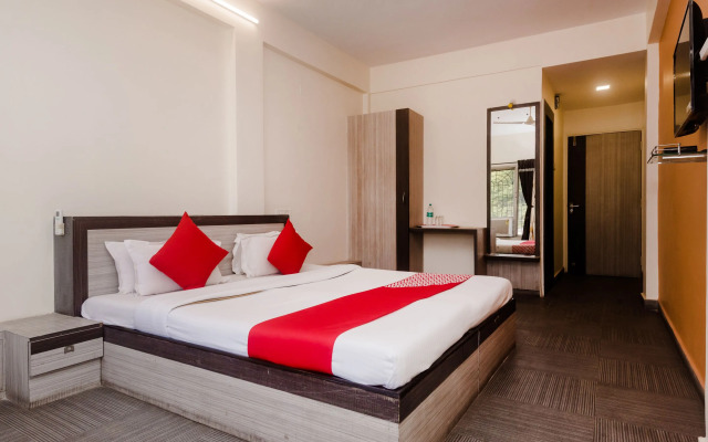 OYO 26206 Hotel Paras