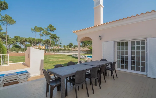 8-bed Villa in Vilamoura-sleeps-playground-pool