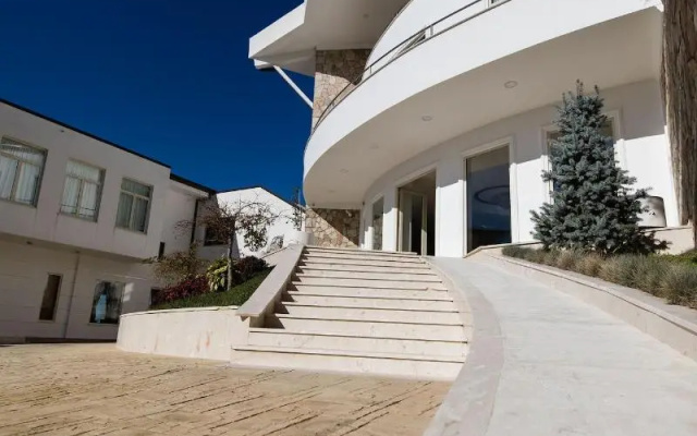 Chateau Linza Resort