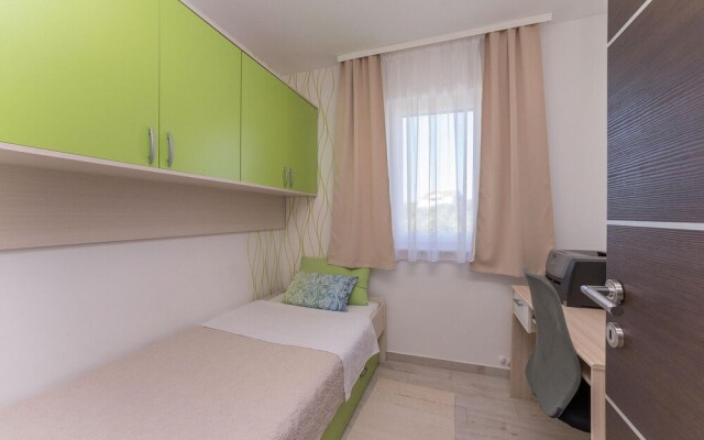 Beautiful Home in Zaton With Wifi and 6 Bedrooms