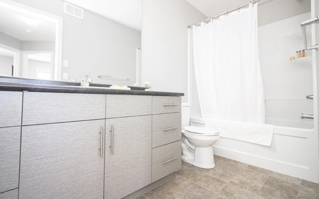 Bright Modern 4bed 2bath Townhouse With Parking