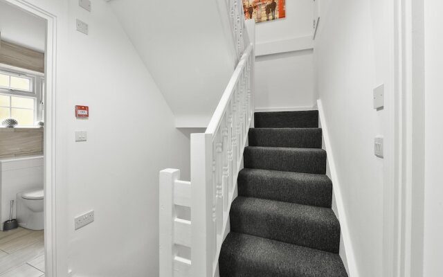 Rochfords Serviced House with 5 Bedrooms