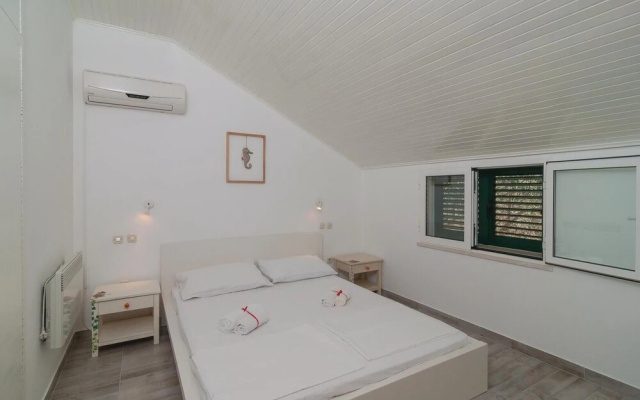 Awesome Apartment in Postira With 5 Bedrooms and Wifi