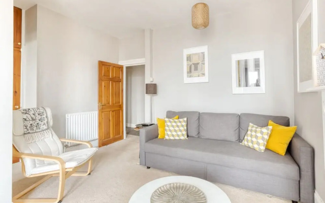 Bright One Bedroom West End Apartment
