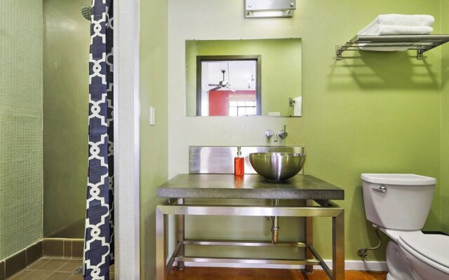 Inventive 2br/2.5 BA Industrial Apt by Domio