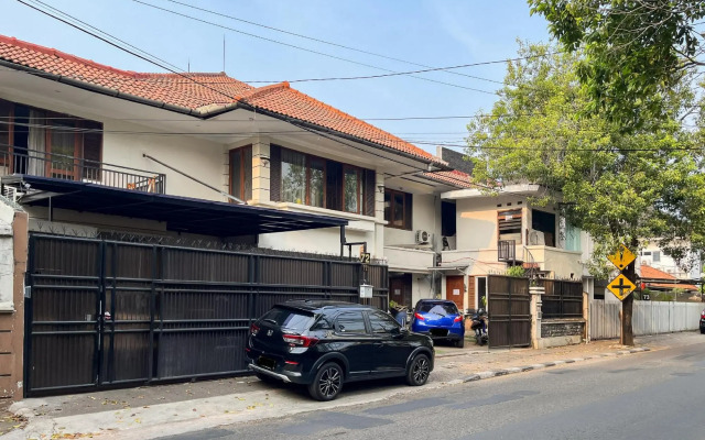 RedDoorz Plus @ Jalan Dharmawangsa
