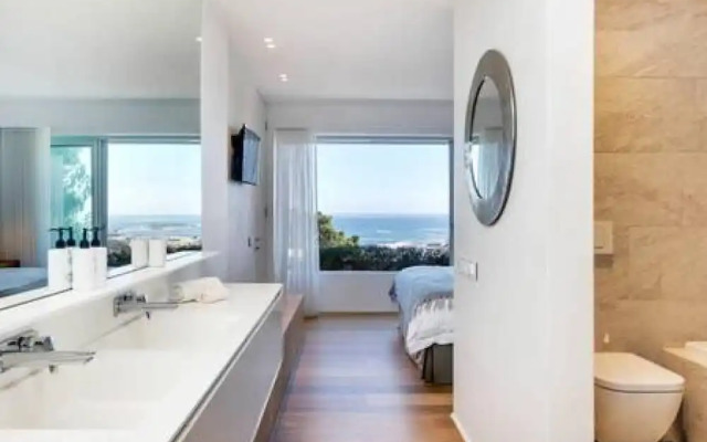 Modern Seaside Apartment w Incredible Views Lillamton