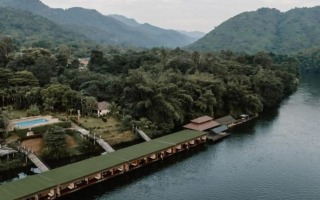 The Hub Erawan Resort