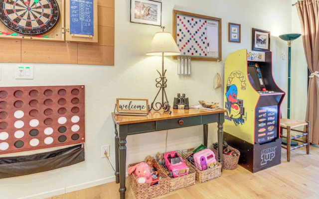 Hike & Golf: Family Home w/ Balcony in Pinetop!