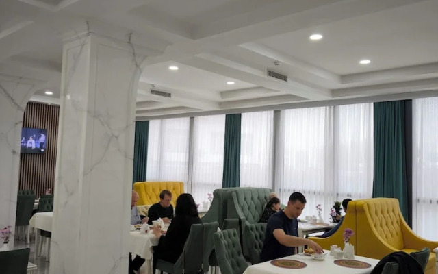 Отель Saroy Gardens