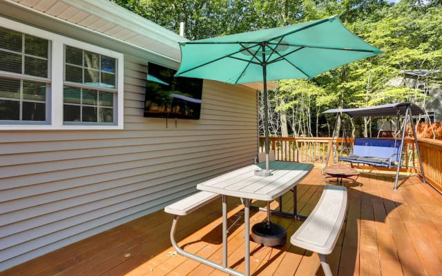 Walk to Lake Wallenpaupack: Poconos Vacation Home