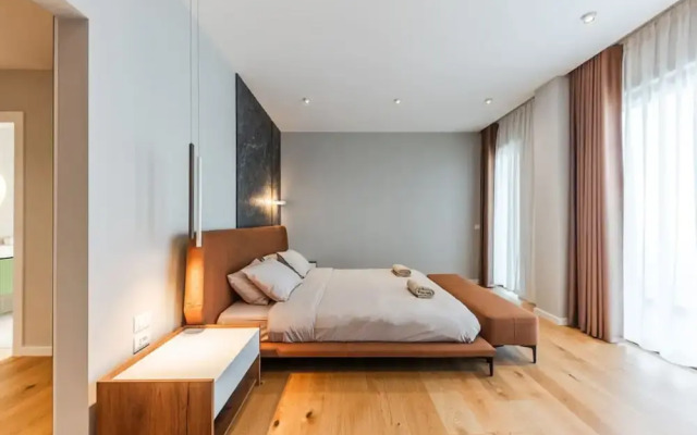 Villa Serenity Luxury Lakeside Manor