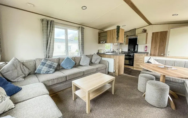 Caravansleeps6-hottub-garden-waterwonderland