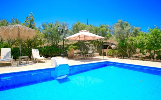 Peaceful Villa on Kamilari with Pool And Sun Lounger