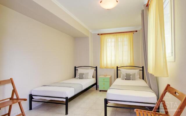 Private 6-bdrm Villa with garden 150m to beach