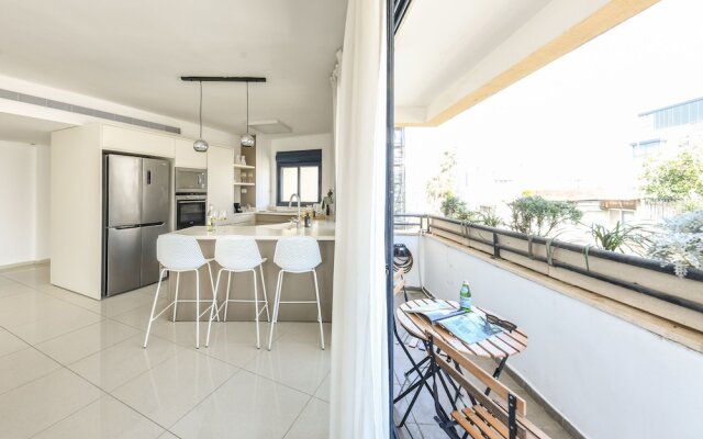 Stylish 3-BR Apt w Balcony and Parking