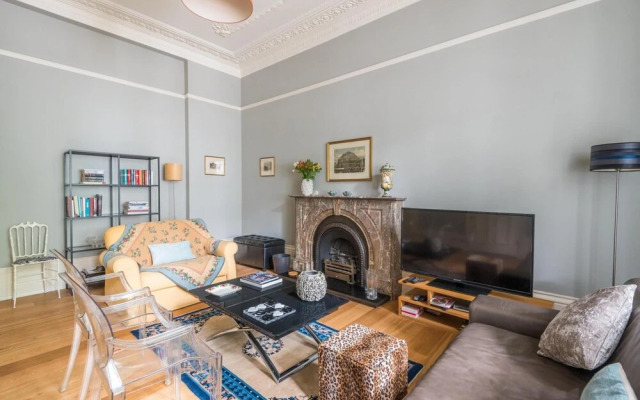 Lovely Chelsea Home Near The Thames by Underthedoormat