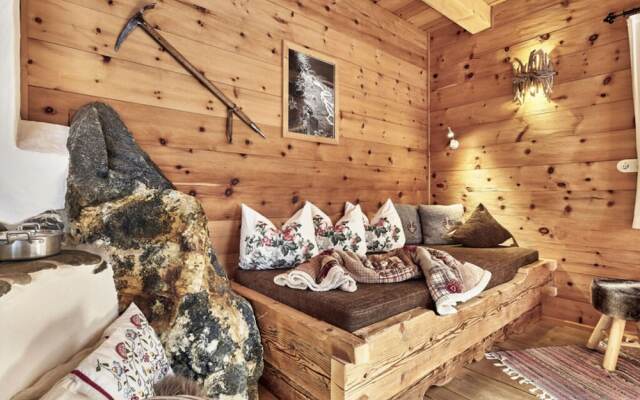 Felsenhutte Modern Retreat