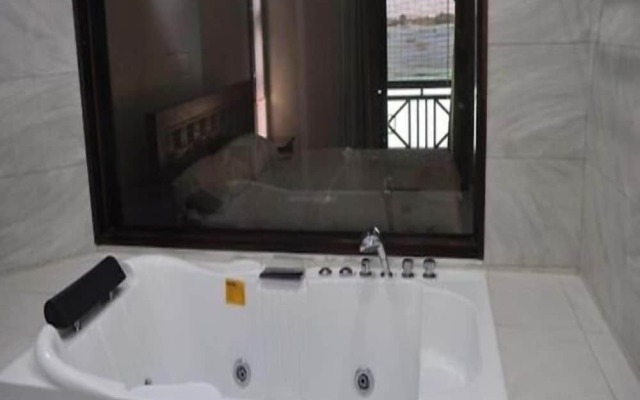 Sunset Boulevard Beachfront Apartment