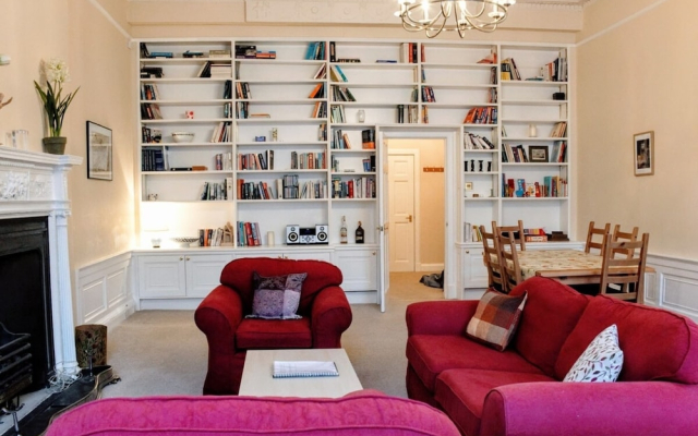 Traditional Georgian Flat in New Town, Sleeps 5-6