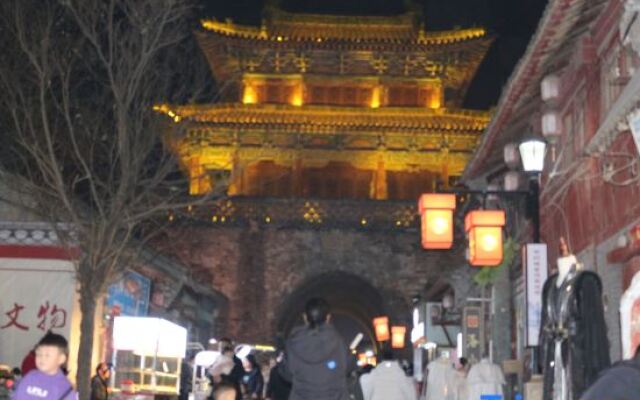 Zhiyu Homestay (Luoyi Ancient City Cross Street)