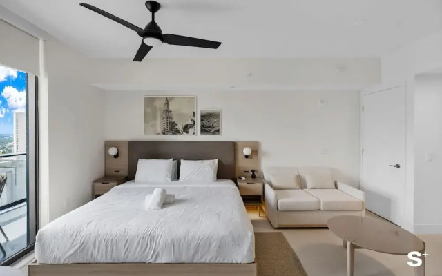 Skyline Chic Downtown Studio Getaway