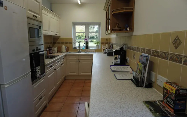 Tranquil Farlow Retreat, Sleeps 4 With Parking
