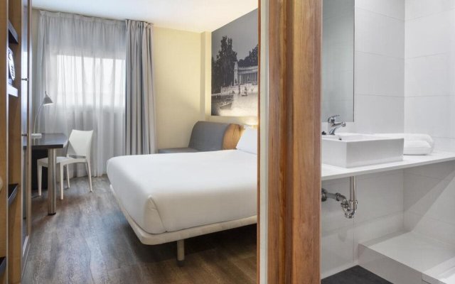 B&B Madrid Airport Hotel(EX-HOLIDAY INN EXPRESS MADRID AIRPORT)