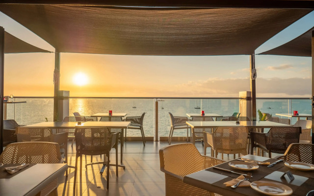 Ramada Suites by Wyndham Wailoaloa Beach Fiji Hotel