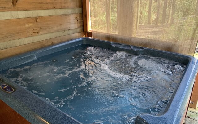 Little Mountain Hideaway 2 Bedroom Cabin by RedAwning