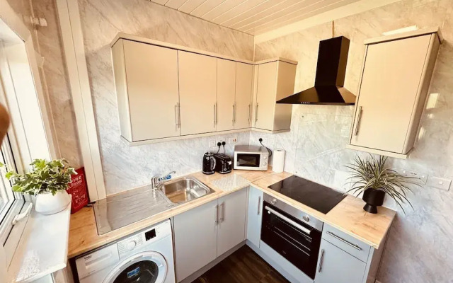 4 Bedroom House, 2 Bathroom-derby-close To Rolls Royce