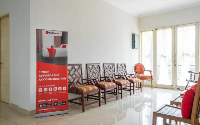 RedDoorz near Siloam Karawaci 3