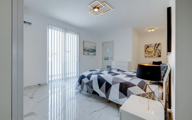 Fabulous Penthouse Close to St George's Bay