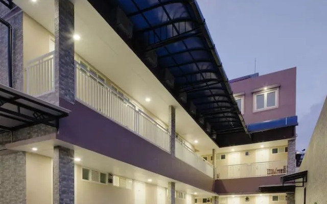 RedDoorz Syariah near Graha Pena