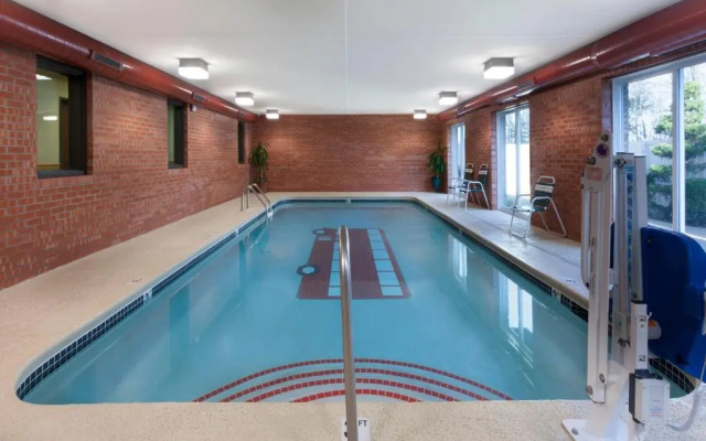 Baymont Inn & Suites Midland