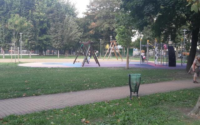 2 Bedroom Apartment near Heroes Square