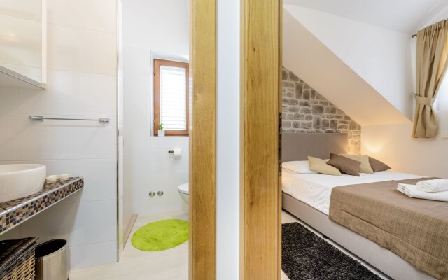 Holiday Home with Private heated Pool, Sea view & Basketball Court