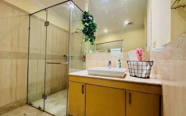 BluO 1BHK - DLF Galleria | BathTub, Balcony, Suite