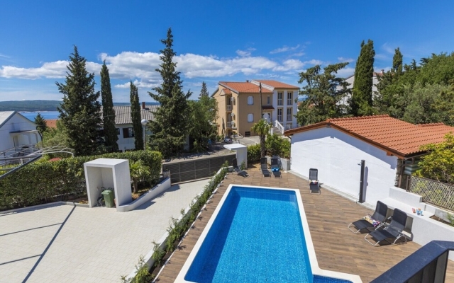 Spacious Apartment in Dramalj With Pool