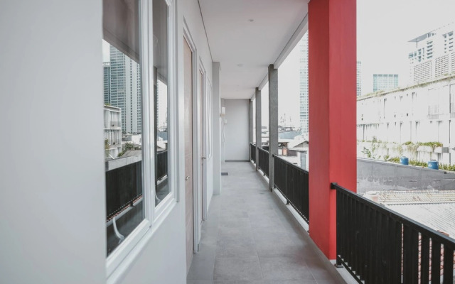 RedDoorz Plus @ Karet Pedurenan 3