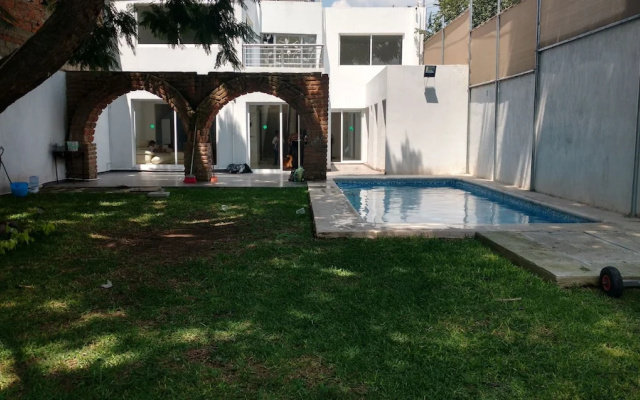 Hermosa casa con jardin y alberca