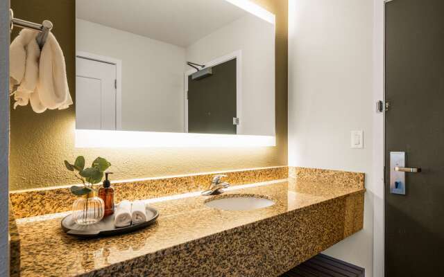 Oxford Suites Redding