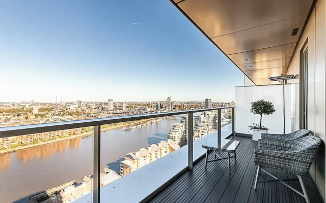 Luxurious 3-bed Sky-high Battersea Gem