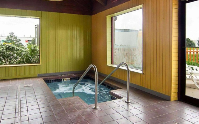 Super 8 by Wyndham Sturtevant/Racine