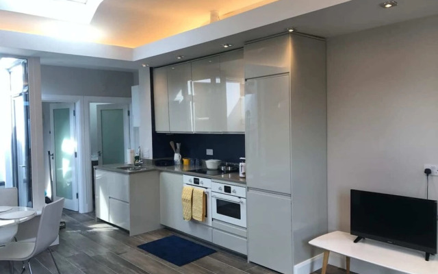 Modern 1 Bed 1 Bath in Central Dublin Location