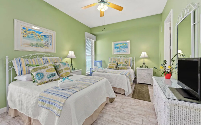 Beachfront Luxury 2Bd 2Ba Condo With Balcony! Sleeps 6!