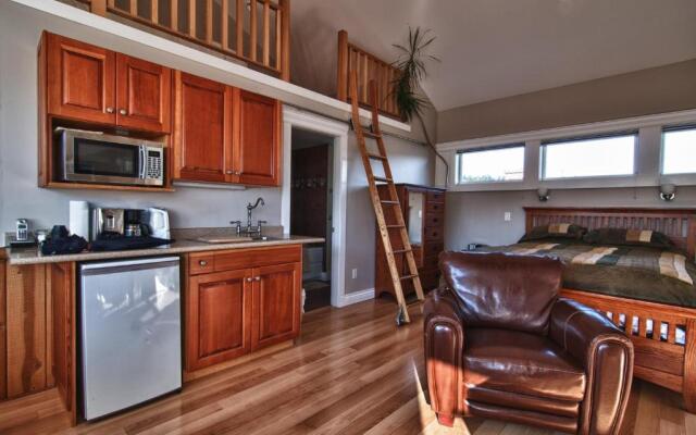 Birds of a Feather Victoria Oceanfront Studio Suites