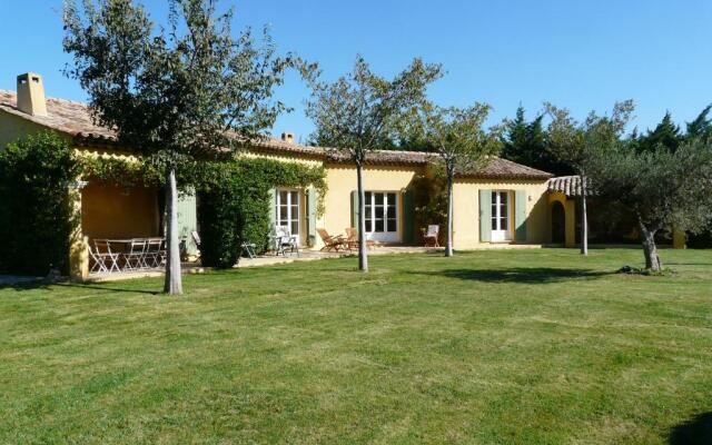 Agréable Villa Familiale Avec Piscine Chauffée, Grand Jardin, Située Proche du Centre du Village de Mouriès Au Coeur Des Alpilles, 10 Personnes, Ls1-140 Baguie Roso